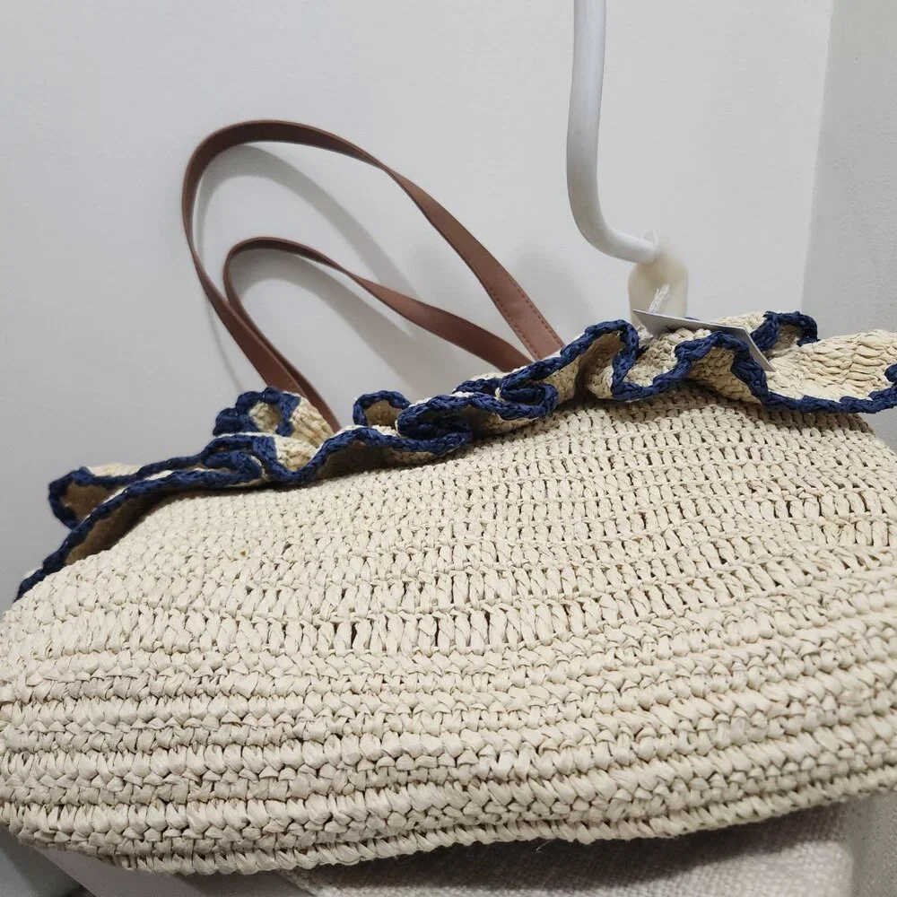 Woven ruffle beach bag! - Picture 5 of 6